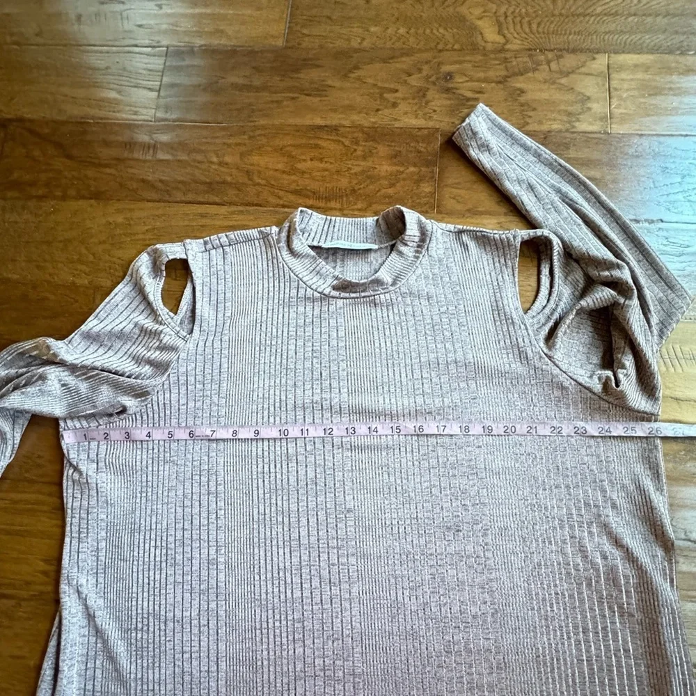 Signature Collection Cold Shoulder Top - Picture 9 of 10